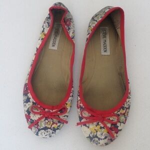 🔴CLEARANCE🔴 Size 7.5 Steve Madden Floral Flats